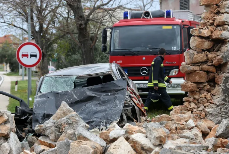 STRA&Scaron;NA NESREĆA KOD GREBA&Scaron;TICE: Automobilom se zabio u kameni zid i na mjestu poginuo