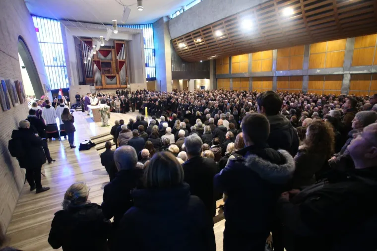 MISA ZADUŠNICA ZA SLOBODANA PRALJKA: U crkvi Svete Mati Slobode okupili se generali, došao je i Thompson