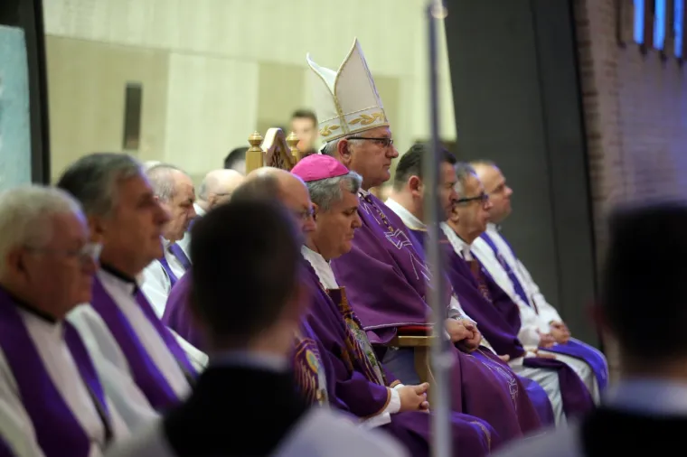 MISA ZADU&Scaron;NICA ZA SLOBODANA PRALJKA: U crkvi Svete Mati Slobode okupili se generali, do&scaron;ao je i Thompson