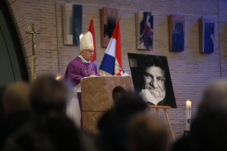 MISA ZADU&Scaron;NICA ZA SLOBODANA PRALJKA: U crkvi Svete Mati Slobode okupili se generali, do&scaron;ao je i Thompson