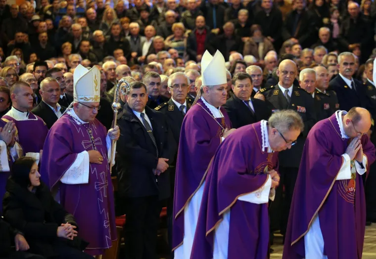 MISA ZADU&Scaron;NICA ZA SLOBODANA PRALJKA: U crkvi Svete Mati Slobode okupili se generali, do&scaron;ao je i Thompson