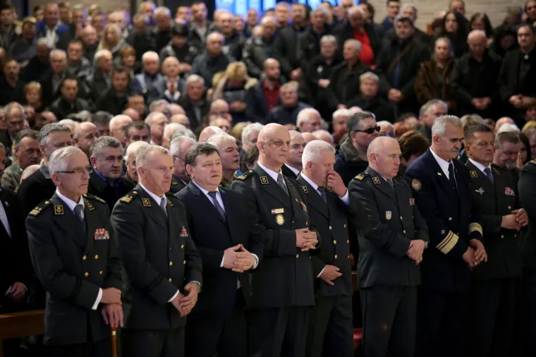 Nakon komemoraciju u Lisinskom u Crkvi Svete Mati Slobode na zagrebačkom Jarunu održana je misa zadu&scaron;nica za Slobodana Praljka u koji je izvr&scaron;io samoubojstvo u sudnici ha&scaron;kog suda nakon &scaron;to mu je pročitana pravomoćna presuda za ratne zločine u BiH. Misu je predvodio biskup Jure Bogdan, vojni ordinarij, a stigli su i generali te pjevač Marko Perković.