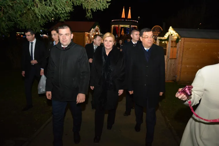 Predsjednica Republike Hrvatske Kolinda Grabar-Kitarović 11. i 12. prosinca izmjestila je svoj Ured u Bjelovarsko-bilogorsku županiju. To je jedanaesto izmje&scaron;tanje Ureda predsjednice Republike izvan Zagreba. Boravak u bjelovarsko-bologorskoj županiji predsjednica Grabar-Kitarović započela je jutros ispred zgrade županije, gdje je zajedno sa domaćinima, županom Damirom Bajsom i gradonačelnikom Bjelovara Dariom Hrebakom nazočila podizanju predsjedničke zastave. Za kraj prvog dana predsjednica je večeras posjetila božićnu manifestaciju 'Advent u Bjelovaru'.