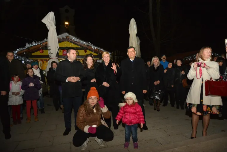 PREDSJEDNICA PRESELILA SVOJ URED U BJELOVAR: Nazočila podizanju predsjedničke zastave pa se opustila na Adventu