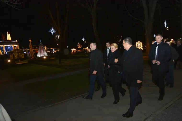 PREDSJEDNICA PRESELILA SVOJ URED U BJELOVAR: Nazočila podizanju predsjedničke zastave pa se opustila na Adventu