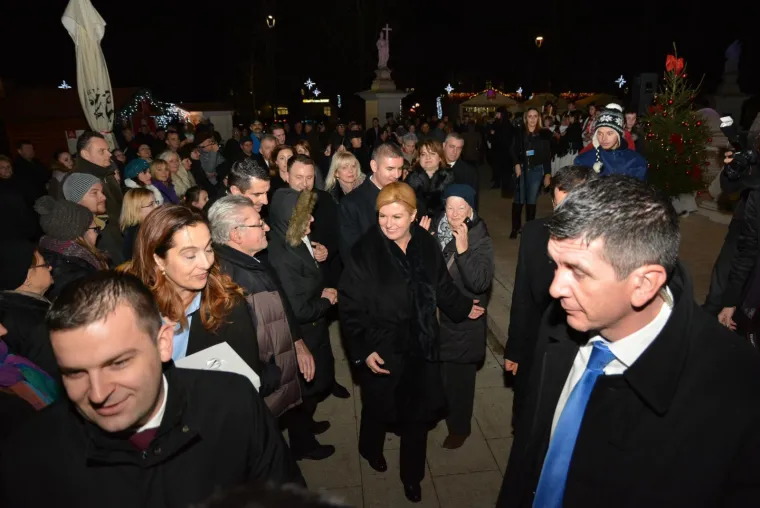 PREDSJEDNICA PRESELILA SVOJ URED U BJELOVAR: Nazočila podizanju predsjedničke zastave pa se opustila na Adventu