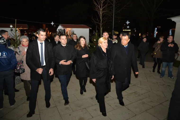 PREDSJEDNICA PRESELILA SVOJ URED U BJELOVAR: Nazočila podizanju predsjedničke zastave pa se opustila na Adventu