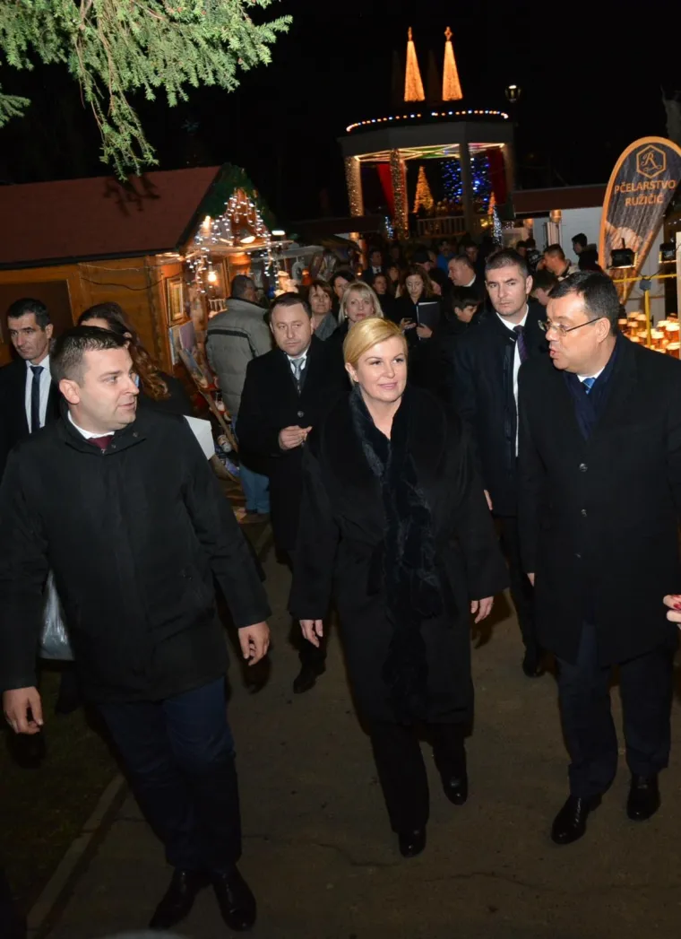 PREDSJEDNICA PRESELILA SVOJ URED U BJELOVAR: Nazočila podizanju predsjedničke zastave pa se opustila na Adventu