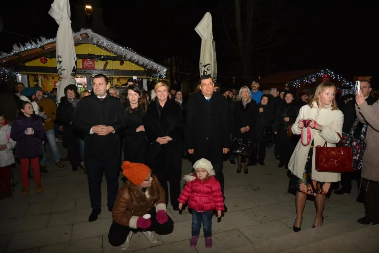PREDSJEDNICA PRESELILA SVOJ URED U BJELOVAR: Nazočila podizanju predsjedničke zastave pa se opustila na Adventu