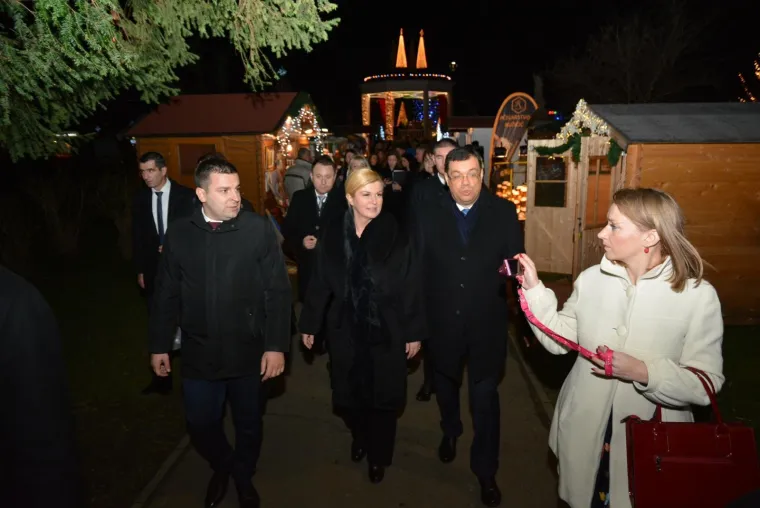 PREDSJEDNICA PRESELILA SVOJ URED U BJELOVAR: Nazočila podizanju predsjedničke zastave pa se opustila na Adventu