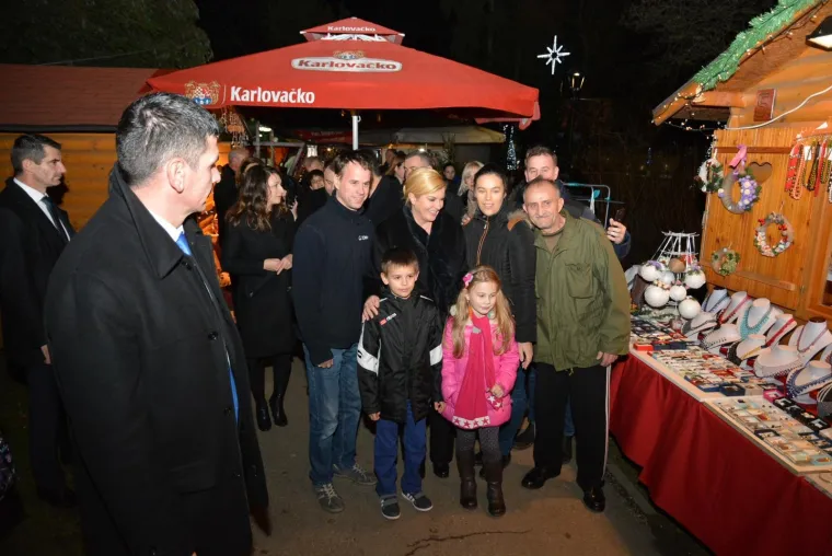 PREDSJEDNICA PRESELILA SVOJ URED U BJELOVAR: Nazočila podizanju predsjedničke zastave pa se opustila na Adventu