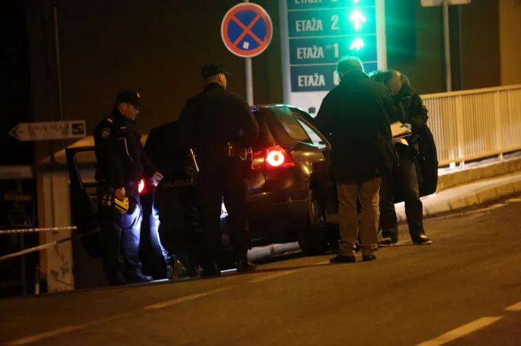 Jedna osoba ozlijeđena je u pucnjavi u ulici Pod Koludricu u blizini bazena Kantrida u Rijeci. Policija obavja očevid na mjestu pucnjave i na VW Golfu BiH oznaka.