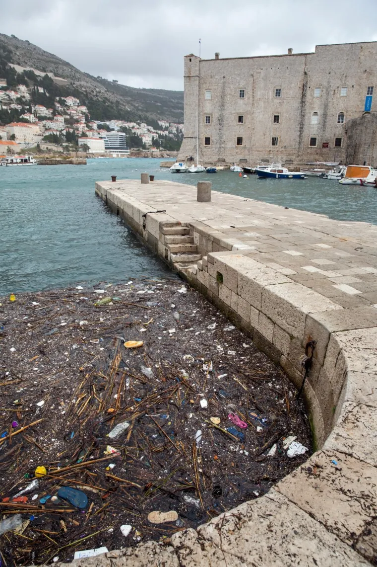 Nanosi smeća za koje je odgovoran čovjek učinili obalu Dubrovnika neprepoznatljivom