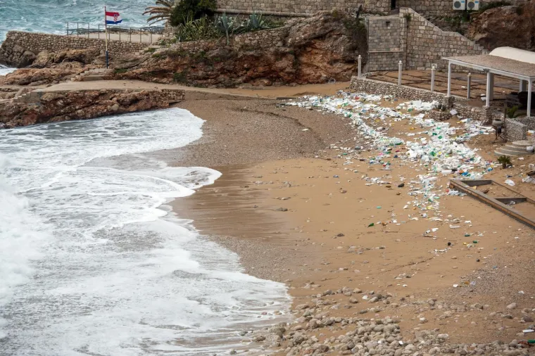 Nanosi smeća za koje je odgovoran čovjek učinili obalu Dubrovnika neprepoznatljivom