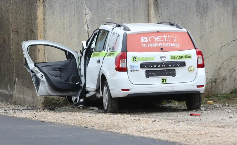 Vozač taksi Cammea poginuo je u ranim jutarnjim satima u Priobalnoj ulici gdje je sletio s ceste i zabio se u betonski zid. Policijski očevid je u tijeku Priobalna ulica, auto sletio s ceste, poginuo vozač.