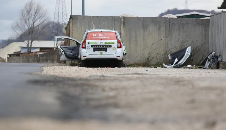 Vozač taksi Cammea poginuo je u ranim jutarnjim satima u Priobalnoj ulici gdje je sletio s ceste i zabio se u betonski zid. Policijski očevid je u tijeku Priobalna ulica, auto sletio s ceste, poginuo vozač.