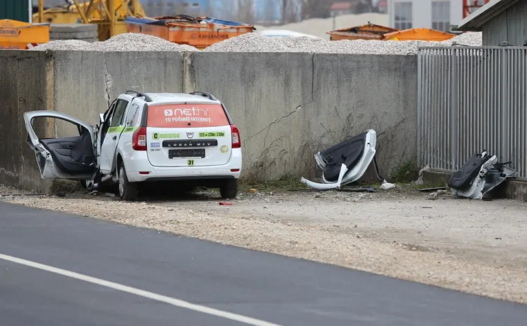 Vozač taksi Cammea poginuo je u ranim jutarnjim satima u Priobalnoj ulici gdje je sletio s ceste i zabio se u betonski zid. Policijski očevid je u tijeku Priobalna ulica, auto sletio s ceste, poginuo vozač.
