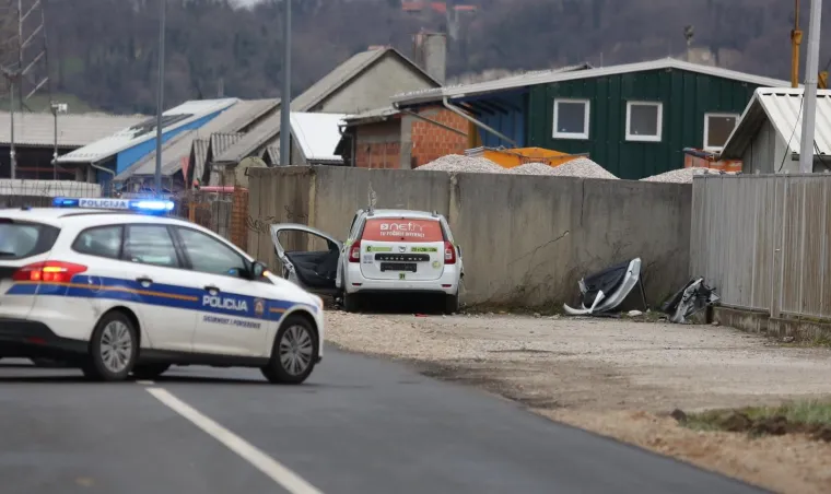 Vozač taksi Cammea poginuo je u ranim jutarnjim satima u Priobalnoj ulici gdje je sletio s ceste i zabio se u betonski zid. Policijski očevid je u tijeku Priobalna ulica, auto sletio s ceste, poginuo vozač.