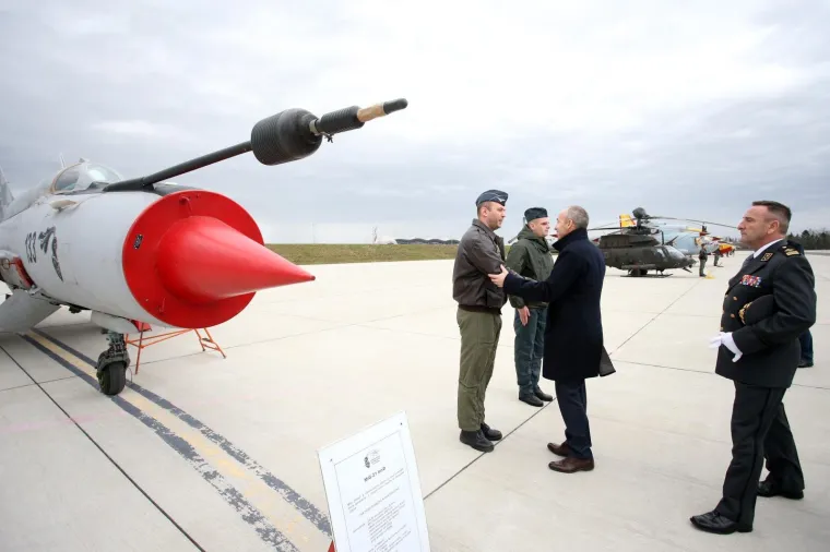 Ministar obrane Krstičević sjeo za upravljače helikoptera i aviona HRZ-a