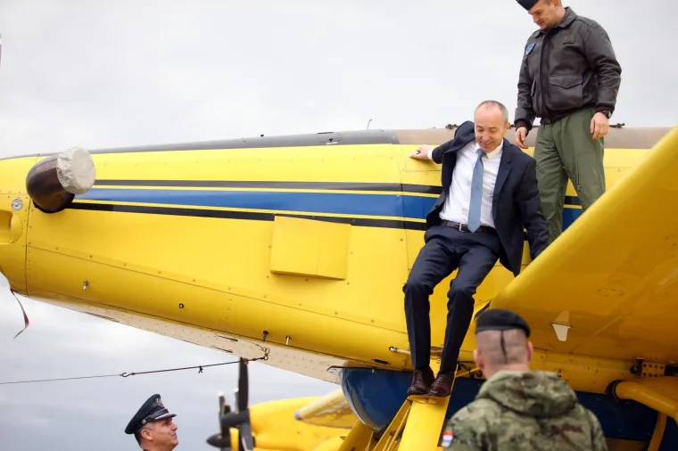 Ministar obrane Krstičević sjeo za upravljače helikoptera i aviona HRZ-a