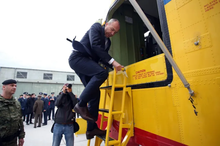 Ministar obrane Krstičević sjeo za upravljače helikoptera i aviona HRZ-a