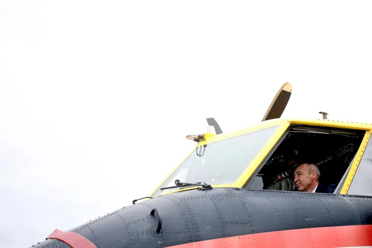 Ministar obrane Krstičević sjeo za upravljače helikoptera i aviona HRZ-a