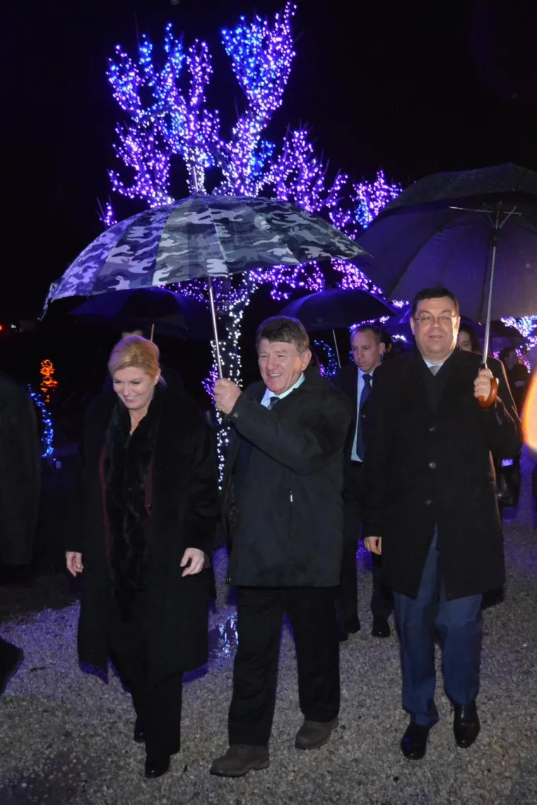 PREDSJEDNICA POSJETILA MAGIČNO IMANJE OBITELJI SALAJ: Ove godine Božićnu priču krasi dva i pol milijuna lampica