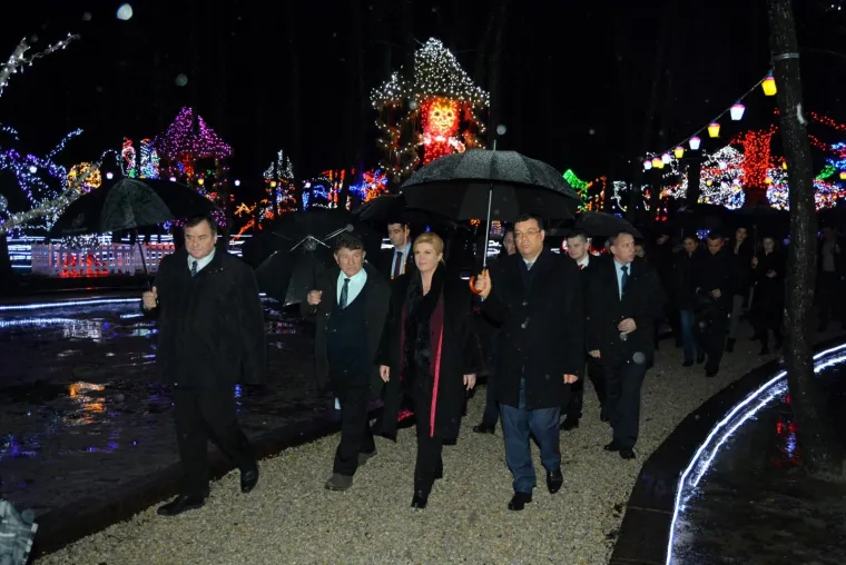Drugi dan boravka u BBZ predsjednica Grabar-Kitarović zaključila je posjetom magičnog blagdanskog imanja Zlatka Salaja koje je ove godine osvijetljeno s preko 2,5 milijuna lampica u Grabovnici kraj Čazme.