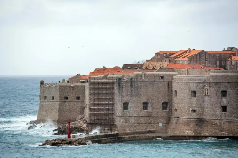 UŽAS U DUBROVNIKU: Smeće jednu od najljepših plaža svijeta učinilo - neprepoznatljivom