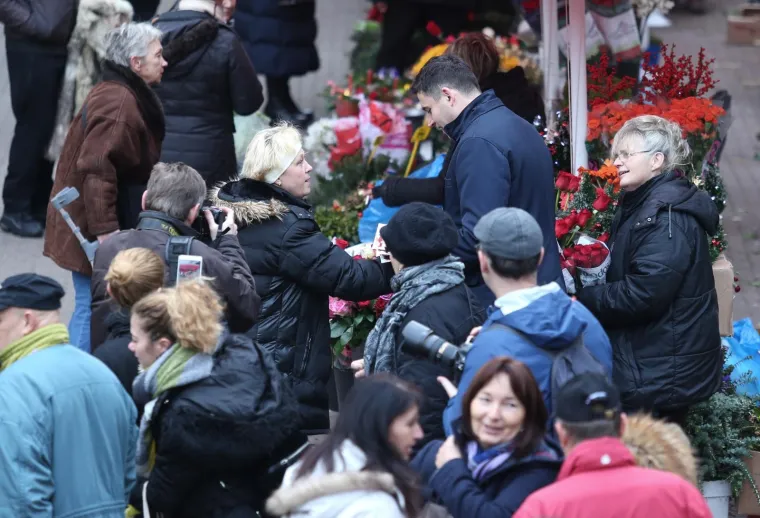 &Scaron;EF SDP-a DOBIO ZAGRLJAJ I POLJUBAC: Pogledajte kako je izgledao susret Davora Bernardića i njegove obožavateljice