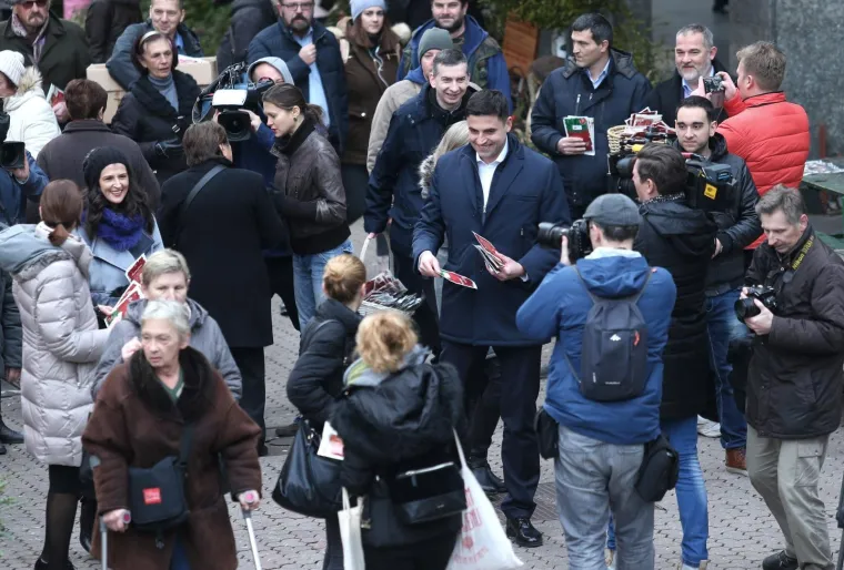 &Scaron;EF SDP-a DOBIO ZAGRLJAJ I POLJUBAC: Pogledajte kako je izgledao susret Davora Bernardića i njegove obožavateljice