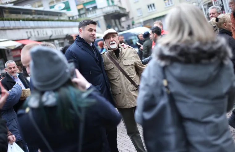 &Scaron;EF SDP-a DOBIO ZAGRLJAJ I POLJUBAC: Pogledajte kako je izgledao susret Davora Bernardića i njegove obožavateljice