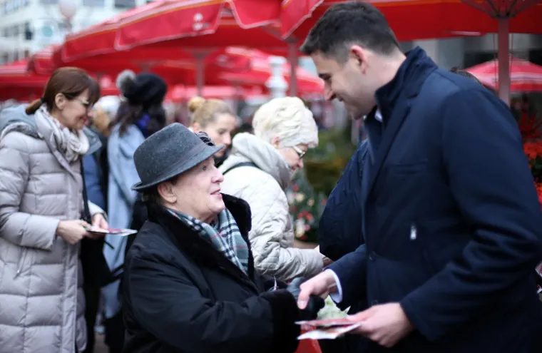&Scaron;EF SDP-a DOBIO ZAGRLJAJ I POLJUBAC: Pogledajte kako je izgledao susret Davora Bernardića i njegove obožavateljice