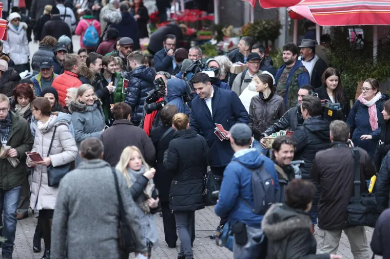 &Scaron;EF SDP-a DOBIO ZAGRLJAJ I POLJUBAC: Pogledajte kako je izgledao susret Davora Bernardića i njegove obožavateljice