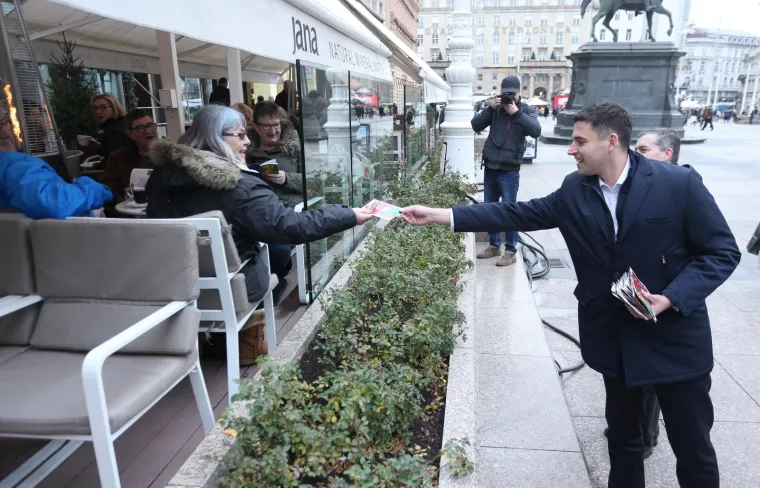 &Scaron;EF SDP-a DOBIO ZAGRLJAJ I POLJUBAC: Pogledajte kako je izgledao susret Davora Bernardića i njegove obožavateljice