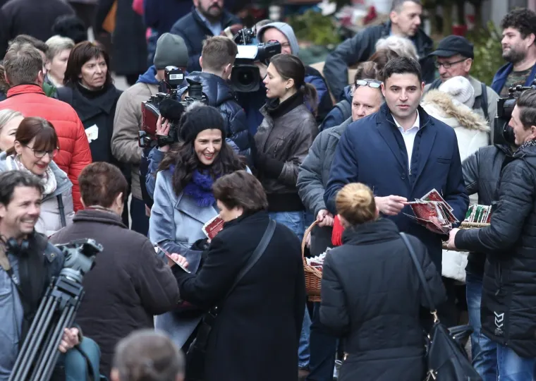 &Scaron;EF SDP-a DOBIO ZAGRLJAJ I POLJUBAC: Pogledajte kako je izgledao susret Davora Bernardića i njegove obožavateljice