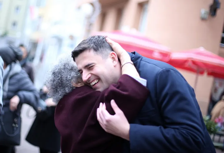 &Scaron;EF SDP-a DOBIO ZAGRLJAJ I POLJUBAC: Pogledajte kako je izgledao susret Davora Bernardića i njegove obožavateljice