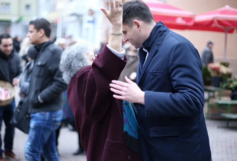 Davor Bernardić dijelio je p&scaron;enicu građanima u centru Zagreba. Jedna je gospođa pokazala neviđeno odu&scaron;evljenje &scaron;efom oporbe