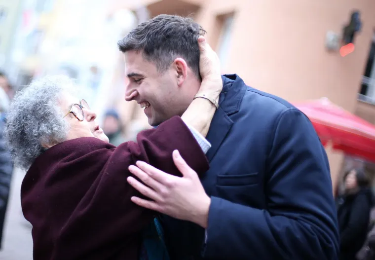 &Scaron;EF SDP-a DOBIO ZAGRLJAJ I POLJUBAC: Pogledajte kako je izgledao susret Davora Bernardića i njegove obožavateljice