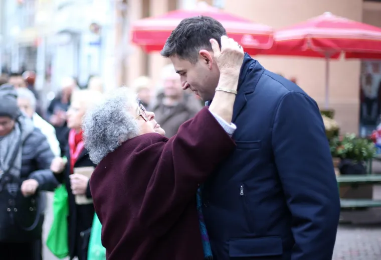 &Scaron;EF SDP-a DOBIO ZAGRLJAJ I POLJUBAC: Pogledajte kako je izgledao susret Davora Bernardića i njegove obožavateljice