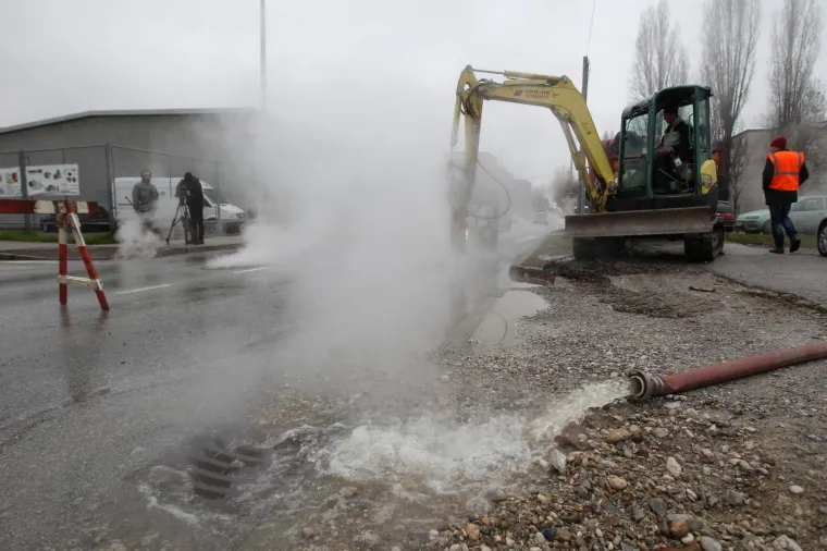 Radnici HEP-toplinarstva saniraju puknuti magistralni vrelovod u ulici Dragutina Golika u Voltinom naselju. Zbog puknuĆa vrelovoda bez tople vode i grijanja bit će naselja Voltino, Rude&scaron;, Prečko i &Scaron;pansko.