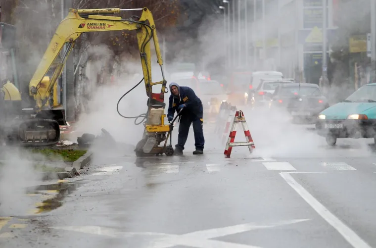 Radnici HEP-toplinarstva saniraju puknuti magistralni vrelovod u ulici Dragutina Golika u Voltinom naselju. Zbog puknuĆa vrelovoda bez tople vode i grijanja bit će naselja Voltino, Rude&scaron;, Prečko i &Scaron;pansko.