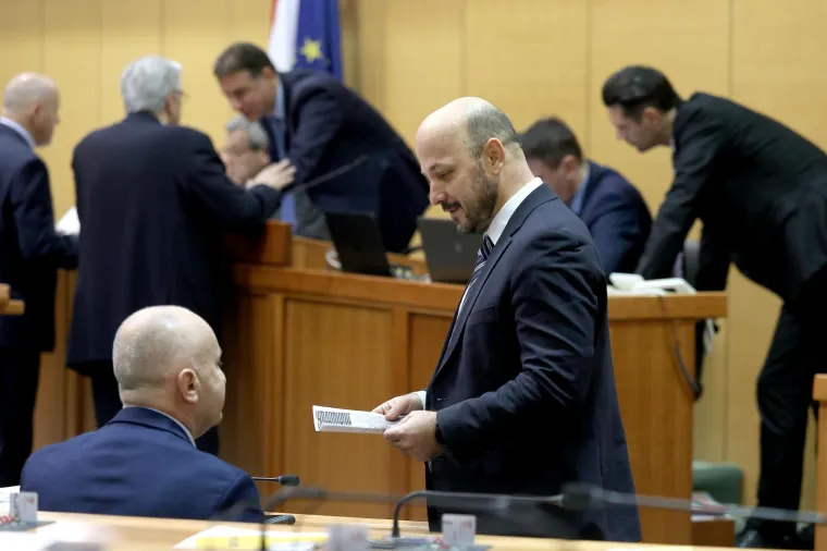 Sabor je 6. sjednicu nastavio raspravom o izmjeni Zakona o minimalnoj plaći. Prije početka sjednice Silvano Hrelja je pomogao Gordanu Marasu namjestiti kravatu.