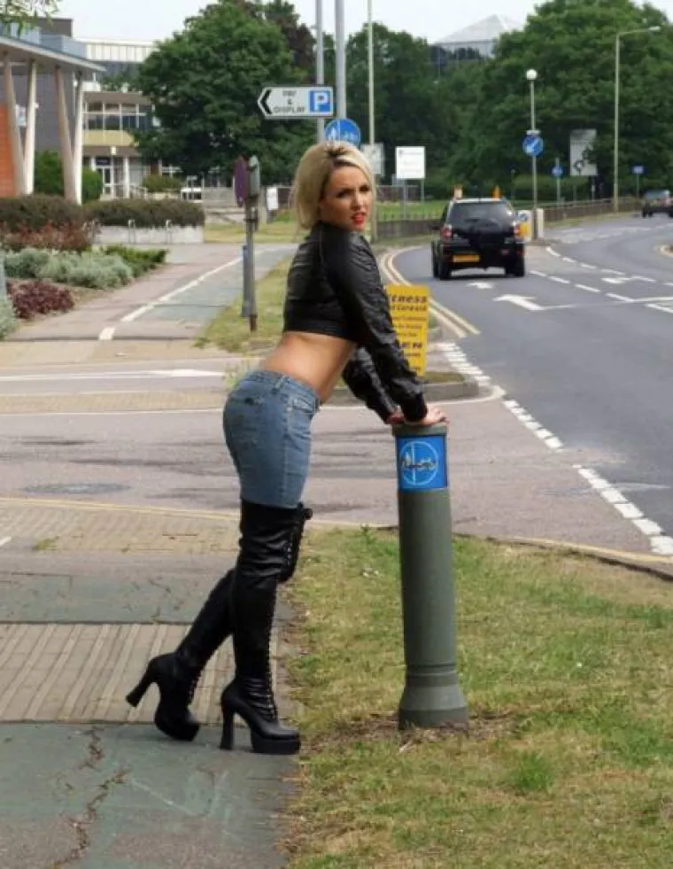 DAME NOĆI IMAJU VRLO PREPOZNATLJIV STIL: Netko je bio vrlo vrijedan i uslikao ih na radnom mjestu