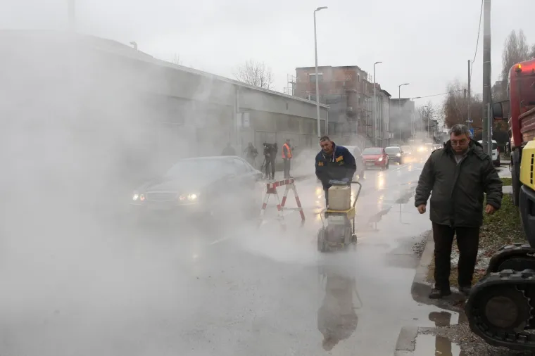 Zbog puknuća magistralnog vrelovoda u Golikovoj ulici u srijedu ujutro prekinuta je isporuka toplinske energije za krajnje kupce u naseljima Voltino, Rude&scaron;, Prečko, &Scaron;pansko, Male&scaron;nica i Gajnice, a ponovna uspostava isporuke toplinske očekuje se do večernjih sati, izvijestili su iz HEP Toplinarstva.