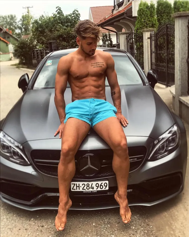 U seriji Instagramskih profila koji se bave okupljanjem fotografija bogatih klinaca sa svih strana svijeta konačno su se našle i zemlje Balkana. Instagram profil 'Rich Balkan Kids' okuplja 'zlatnu mladež' našeg podneblja, a kako se oni hvale svojim bogatstvom, pogledajte u nastavku.