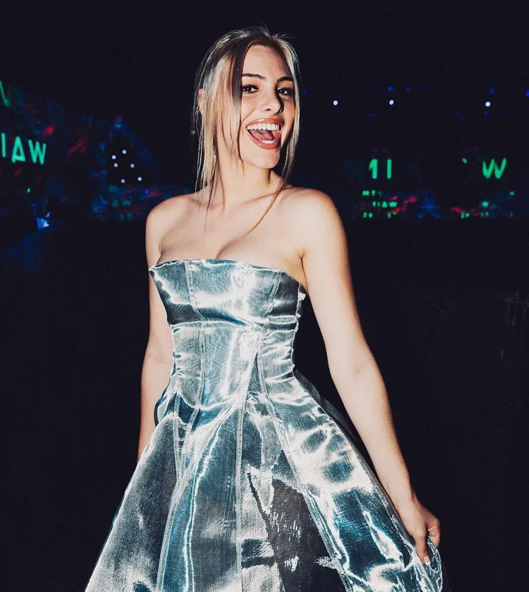 Lele Pons je Instagram modele s preko 20 milijuna obožavatelja. Svojevremeno je postala internetski fenomen kada je na Vineu prva prikupila milijardu pregleda. Svojim humorističnim videima i dalje uveseljava fanove, no čuvena je i po svojoj ljepoti. Iako danas slovi kao prava ljepotica, za to su zaslužne i estetski zahvati, a u nastavku možete vidjeti kako Lele izgleda danas, a kako je izgledala prije nego se proslavila.