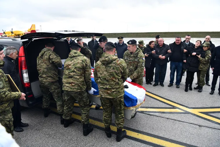 Tijelo preminulog vojnika prevezeno iz Litve u RH