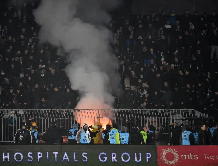 Grobari se međusobno potukli tijekom utakmice Partizan - Crvena zvezda
