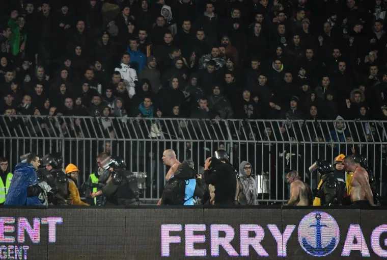 Grobari se međusobno potukli tijekom utakmice Partizan - Crvena zvezda